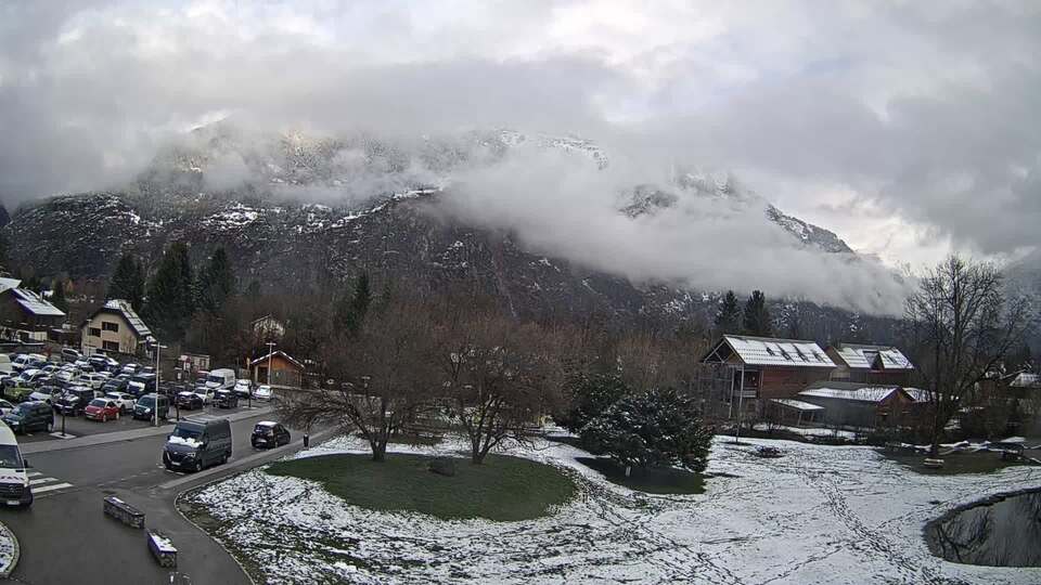 <h2>Webcam au niveau de la mairie du village du Bourg d'Oisans, aux pieds de l'Alpe d'Huez et aux portes du parc des Écrins</h2>