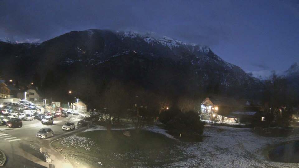 <h2>Webcam au niveau de la mairie du village du Bourg d'Oisans, aux pieds de l'Alpe d'Huez et aux portes du parc des Écrins</h2>