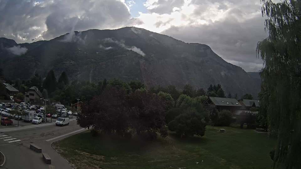 <h2>Webcam au niveau de la mairie du village du Bourg d'Oisans, aux pieds de l'Alpe d'Huez et aux portes du parc des Écrins</h2>