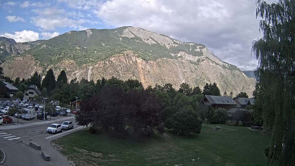 <h2>Webcam au niveau de la mairie du village du Bourg d'Oisans, aux pieds de l'Alpe d'Huez et aux portes du parc des Écrins</h2>