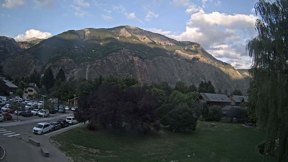 <h2>Webcam au niveau de la mairie du village du Bourg d'Oisans, aux pieds de l'Alpe d'Huez et aux portes du parc des Écrins</h2>