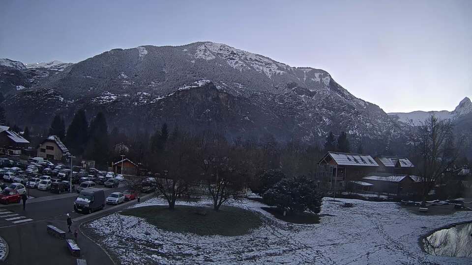 <h2>Webcam au niveau de la mairie du village du Bourg d'Oisans, aux pieds de l'Alpe d'Huez et aux portes du parc des Écrins</h2>