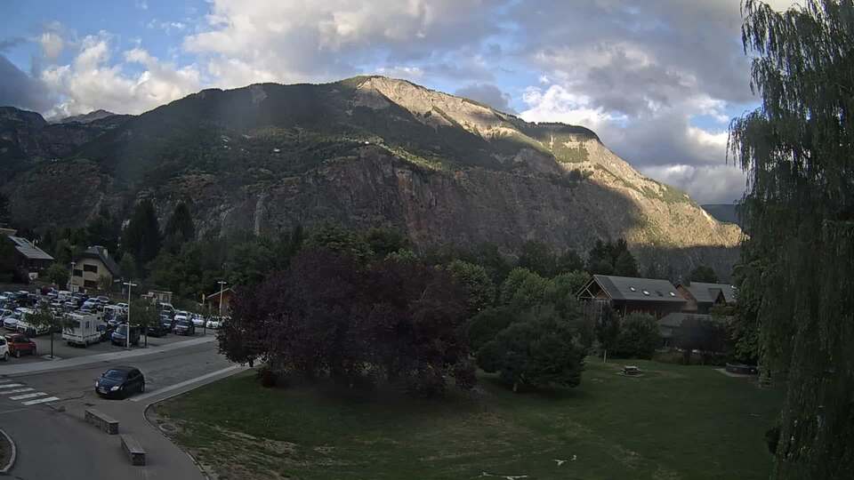 <h2>Webcam au niveau de la mairie du village du Bourg d'Oisans, aux pieds de l'Alpe d'Huez et aux portes du parc des Écrins</h2>