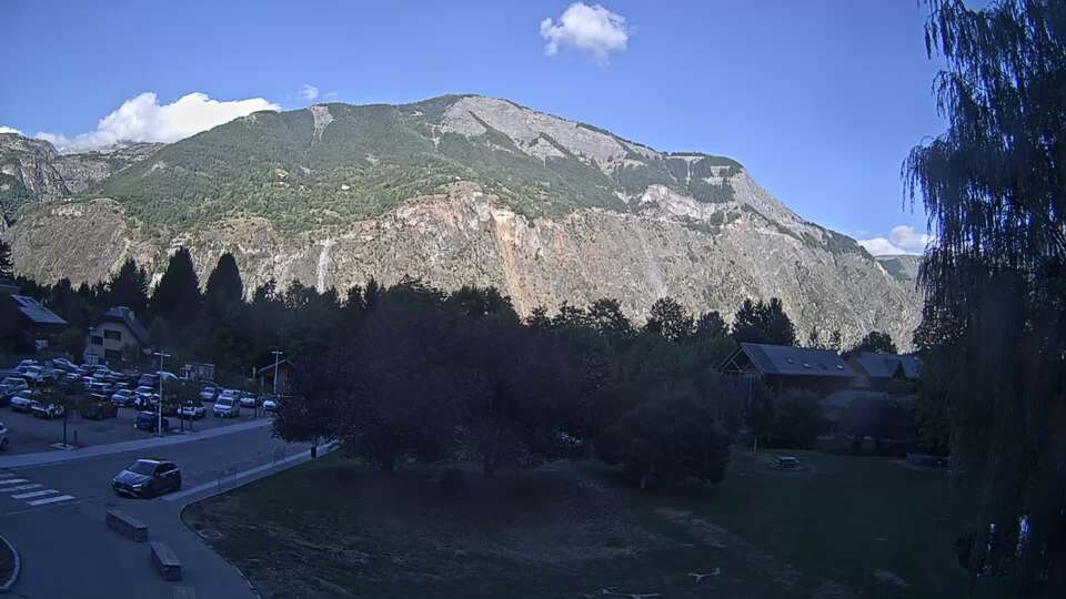 <h2>Webcam au niveau de la mairie du village du Bourg d'Oisans, aux pieds de l'Alpe d'Huez et aux portes du parc des Écrins</h2>