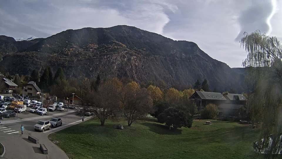 <h2>Webcam au niveau de la mairie du village du Bourg d'Oisans, aux pieds de l'Alpe d'Huez et aux portes du parc des Écrins</h2>