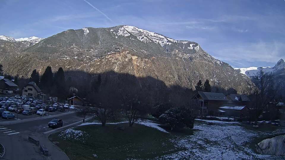 <h2>Webcam au niveau de la mairie du village du Bourg d'Oisans, aux pieds de l'Alpe d'Huez et aux portes du parc des Écrins</h2>