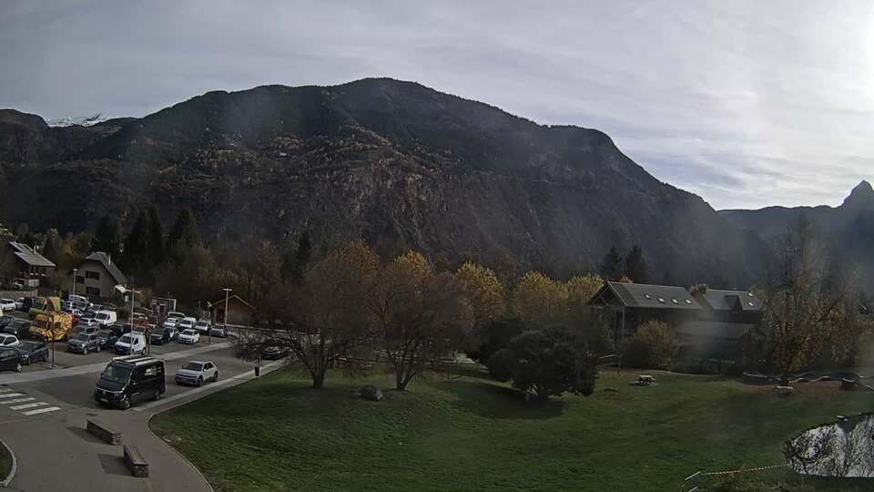 <h2>Webcam au niveau de la mairie du village du Bourg d'Oisans, aux pieds de l'Alpe d'Huez et aux portes du parc des Écrins</h2>