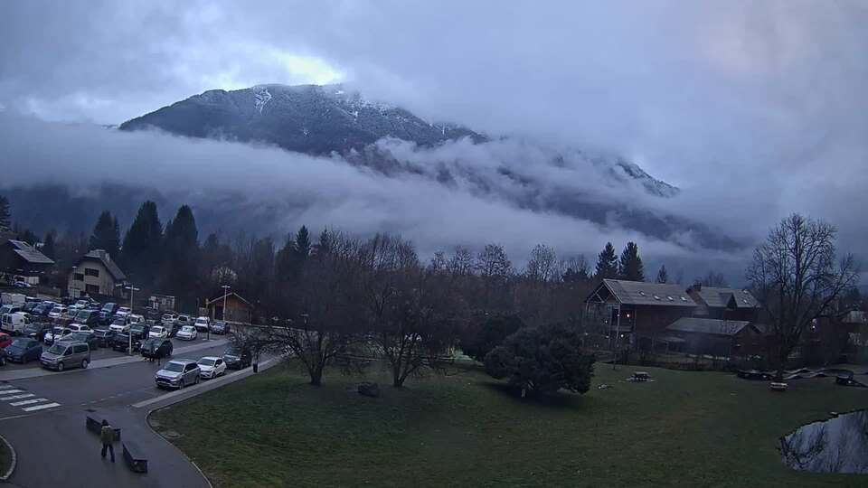 <h2>Webcam au niveau de la mairie du village du Bourg d'Oisans, aux pieds de l'Alpe d'Huez et aux portes du parc des Écrins</h2>