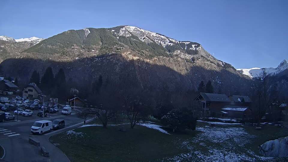 <h2>Webcam au niveau de la mairie du village du Bourg d'Oisans, aux pieds de l'Alpe d'Huez et aux portes du parc des Écrins</h2>