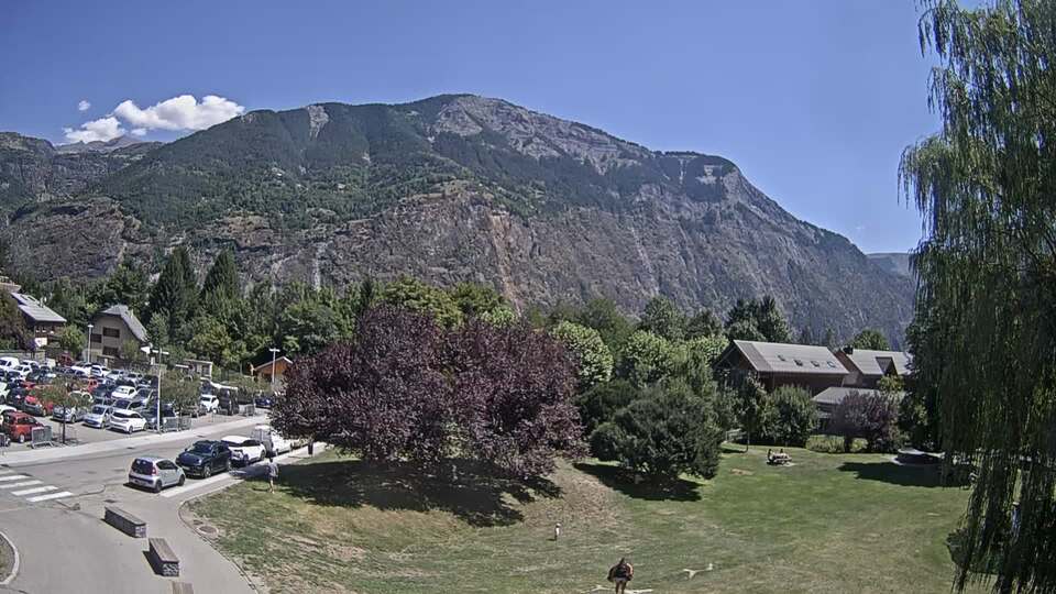 <h2>Webcam au niveau de la mairie du village du Bourg d'Oisans, aux pieds de l'Alpe d'Huez et aux portes du parc des Écrins</h2>