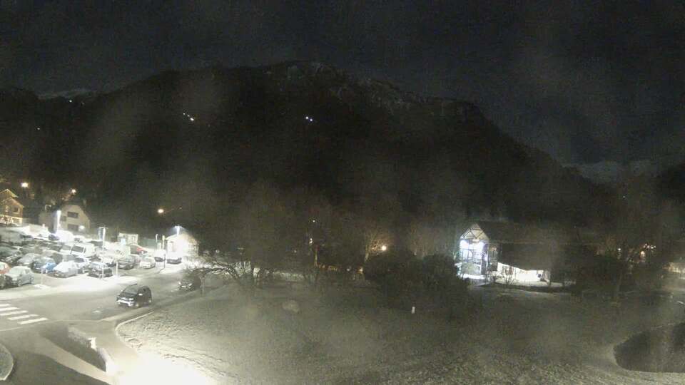 <h2>Webcam au niveau de la mairie du village du Bourg d'Oisans, aux pieds de l'Alpe d'Huez et aux portes du parc des Écrins</h2>