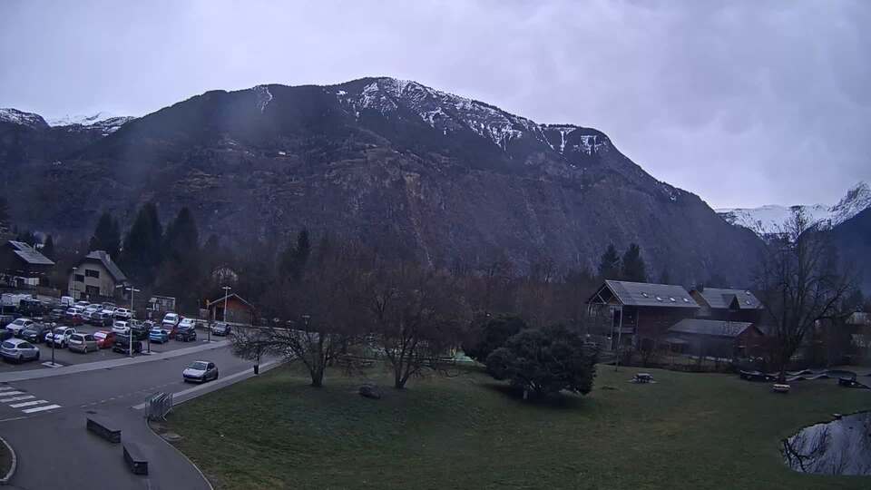 <h2>Webcam au niveau de la mairie du village du Bourg d'Oisans, aux pieds de l'Alpe d'Huez et aux portes du parc des Écrins</h2>