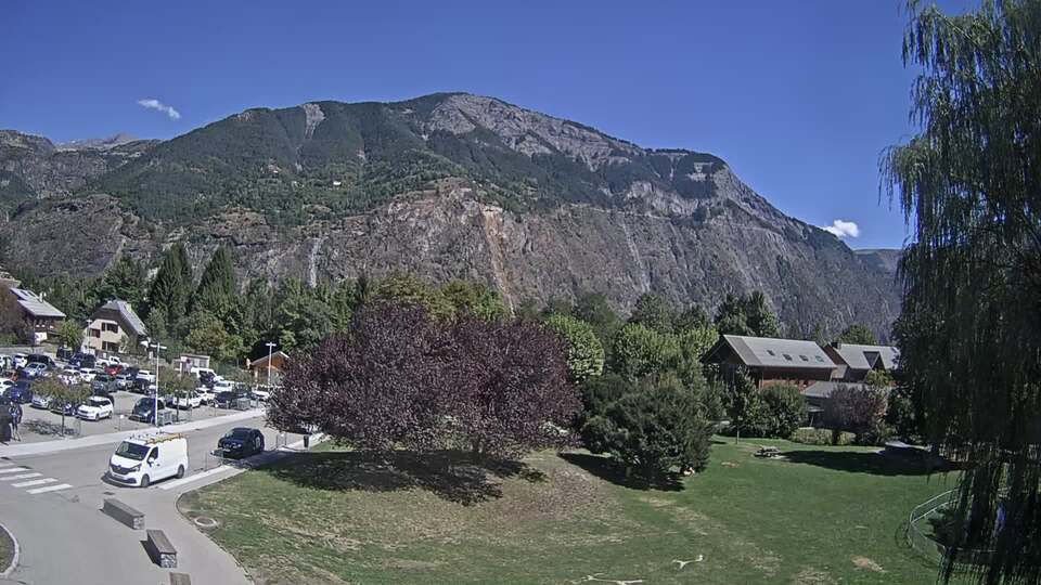 <h2>Webcam au niveau de la mairie du village du Bourg d'Oisans, aux pieds de l'Alpe d'Huez et aux portes du parc des Écrins</h2>