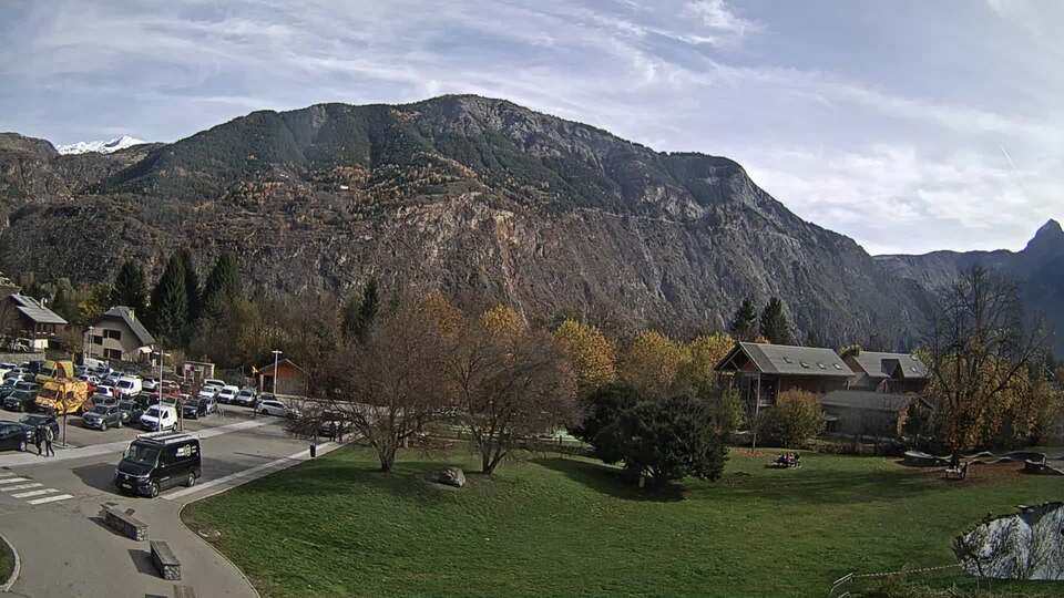 <h2>Webcam au niveau de la mairie du village du Bourg d'Oisans, aux pieds de l'Alpe d'Huez et aux portes du parc des Écrins</h2>
