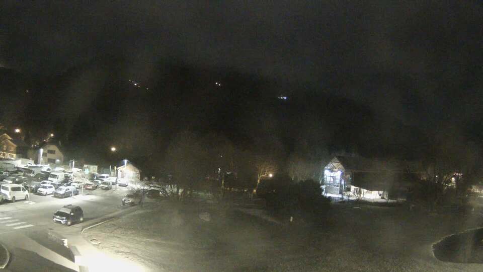 <h2>Webcam au niveau de la mairie du village du Bourg d'Oisans, aux pieds de l'Alpe d'Huez et aux portes du parc des Écrins</h2>