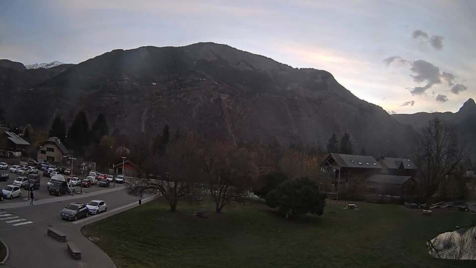<h2>Webcam au niveau de la mairie du village du Bourg d'Oisans, aux pieds de l'Alpe d'Huez et aux portes du parc des Écrins</h2>