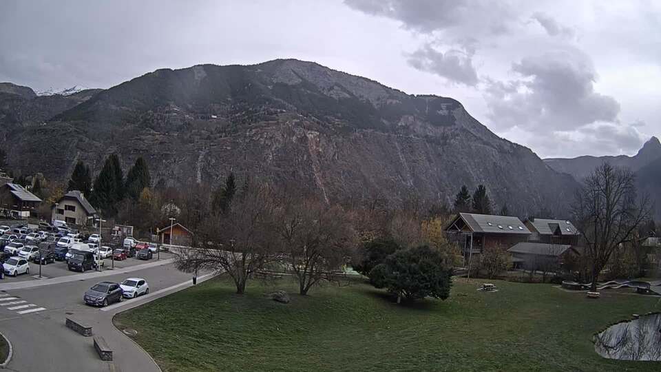 <h2>Webcam au niveau de la mairie du village du Bourg d'Oisans, aux pieds de l'Alpe d'Huez et aux portes du parc des Écrins</h2>