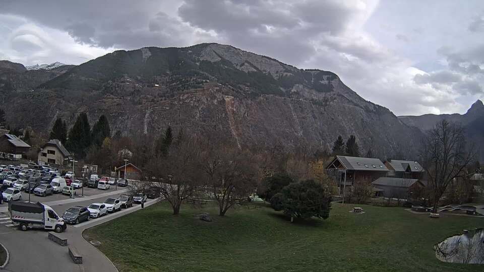 <h2>Webcam au niveau de la mairie du village du Bourg d'Oisans, aux pieds de l'Alpe d'Huez et aux portes du parc des Écrins</h2>