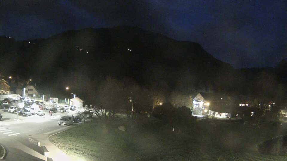 <h2>Webcam au niveau de la mairie du village du Bourg d'Oisans, aux pieds de l'Alpe d'Huez et aux portes du parc des Écrins</h2>