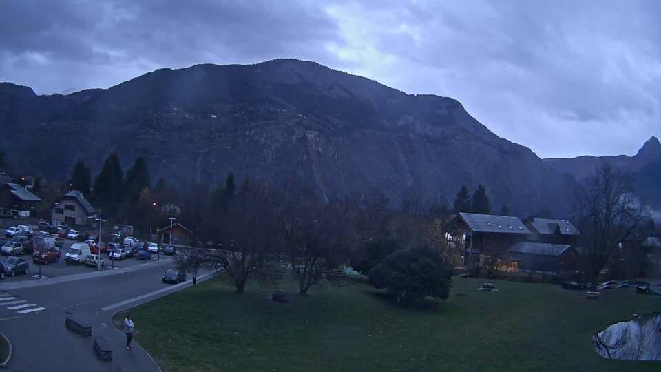 <h2>Webcam au niveau de la mairie du village du Bourg d'Oisans, aux pieds de l'Alpe d'Huez et aux portes du parc des Écrins</h2>