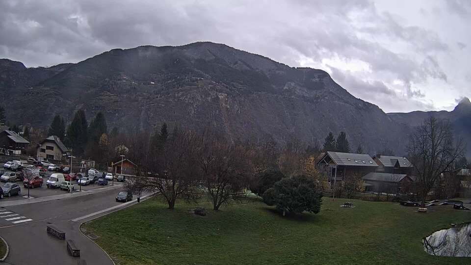 <h2>Webcam au niveau de la mairie du village du Bourg d'Oisans, aux pieds de l'Alpe d'Huez et aux portes du parc des Écrins</h2>