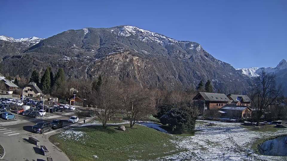 <h2>Webcam au niveau de la mairie du village du Bourg d'Oisans, aux pieds de l'Alpe d'Huez et aux portes du parc des Écrins</h2>