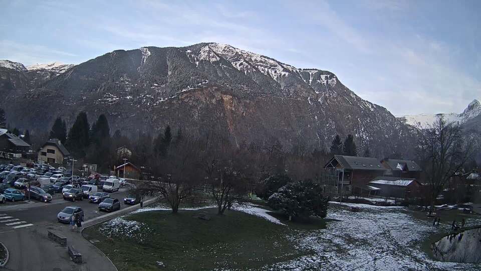 <h2>Webcam au niveau de la mairie du village du Bourg d'Oisans, aux pieds de l'Alpe d'Huez et aux portes du parc des Écrins</h2>