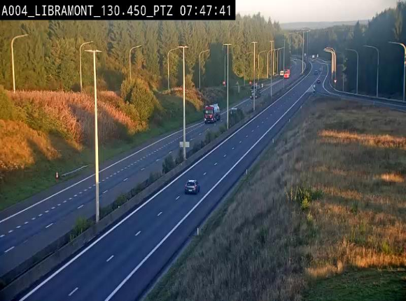 Webcam E411 à hauteur de la sortie 25 de Libramont menant vers Bouillon, Sedan et Reims via la N89. Vue orientée vers Bruxelles