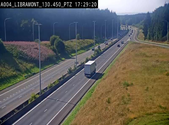 Webcam E411 à hauteur de la sortie 25 de Libramont menant vers Bouillon, Sedan et Reims via la N89. Vue orientée vers Bruxelles
