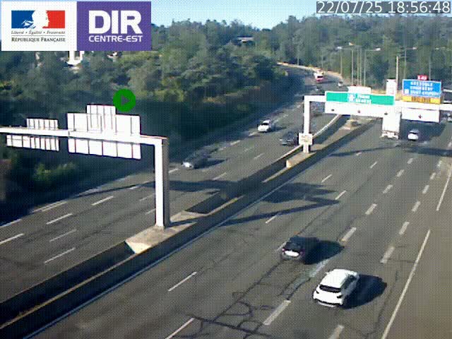 Caméra de circulation routière sur le boulevard périphérique Laurent Bonnevay de Lyon (D383) à hauteur de Bron, avant la jonction avec l'A43. Vue orientée vers l'échangeur