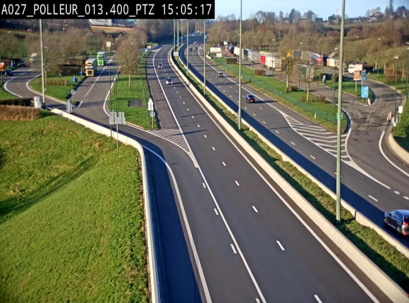 Webcam A27/E42 avec vue sur le parking de l'aire de Polleur, après le Viaduc de Polleur à Theux. Vue orientée vers Liège