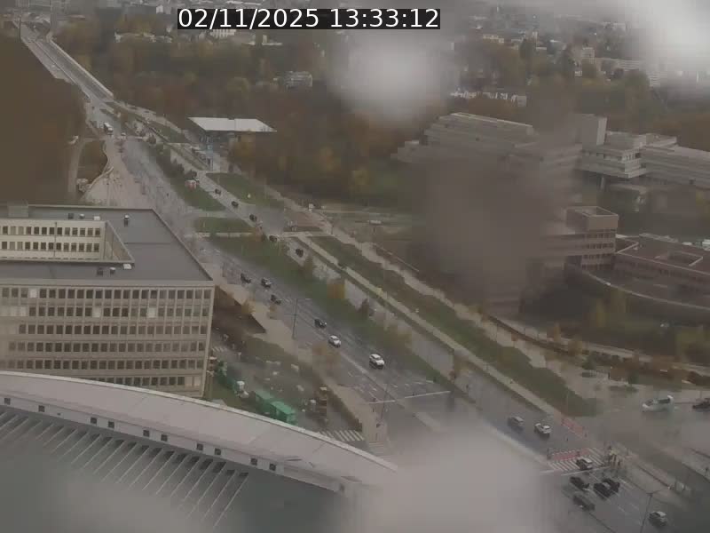 <h2>Webcam sur l'avenue John Fitzgerald Kennedy (N51) avec vue sur le Pont rouge (Pont Grande Duchesse Charlotte), l'arrêt Pfaffenthal et l'entrée du quartier Kirchberg</h2>