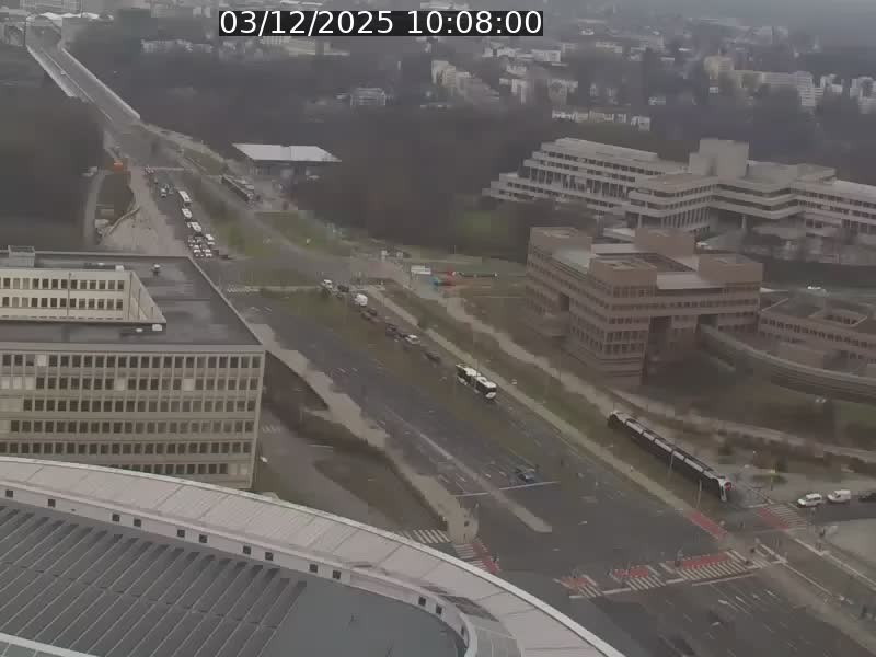 <h2>Webcam sur l'avenue John Fitzgerald Kennedy (N51) avec vue sur le Pont rouge (Pont Grande Duchesse Charlotte), l'arrêt Pfaffenthal et l'entrée du quartier Kirchberg</h2>