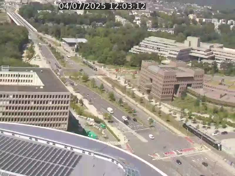 Webcam sur l'avenue John Fitzgerald Kennedy (N51) avec vue sur le Pont rouge (Pont Grande Duchesse Charlotte), l'arrêt Pfaffenthal et l'entrée du quartier Kirchberg