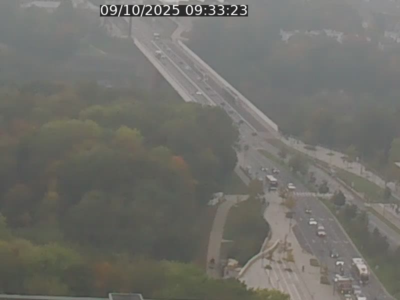 <h2>Webcam sur l'avenue John Fitzgerald Kennedy (N51) avec vue sur le Pont rouge (Pont Grande Duchesse Charlotte), l'arrêt Pfaffenthal et l'entrée du quartier Kirchberg</h2>