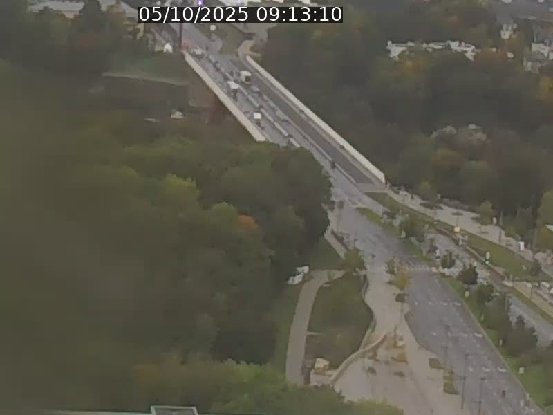 <h2>Webcam sur l'avenue John Fitzgerald Kennedy (N51) avec vue sur le Pont rouge (Pont Grande Duchesse Charlotte), l'arrêt Pfaffenthal et l'entrée du quartier Kirchberg</h2>
