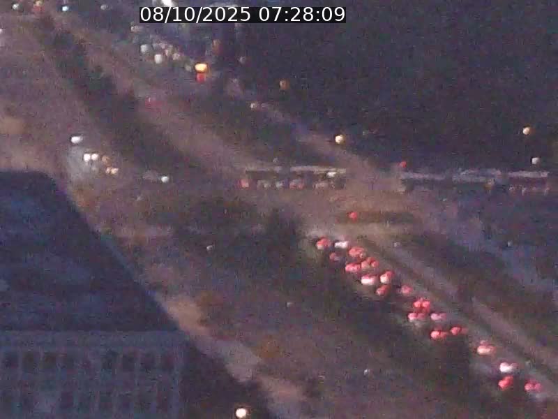 <h2>Webcam sur l'avenue John Fitzgerald Kennedy (N51) avec vue sur le Pont rouge (Pont Grande Duchesse Charlotte), l'arrêt Pfaffenthal et l'entrée du quartier Kirchberg</h2>