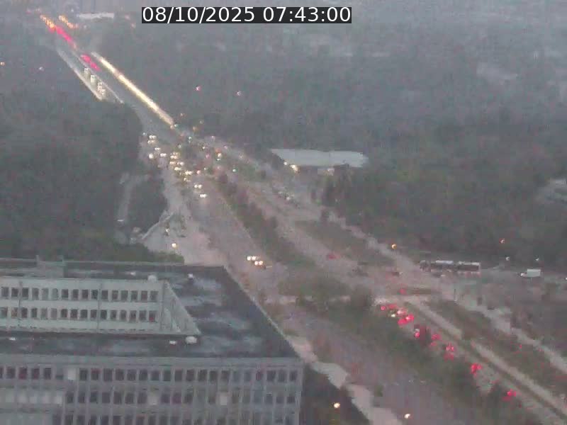 <h2>Webcam sur l'avenue John Fitzgerald Kennedy (N51) avec vue sur le Pont rouge (Pont Grande Duchesse Charlotte), l'arrêt Pfaffenthal et l'entrée du quartier Kirchberg</h2>
