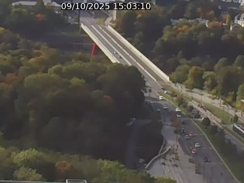 <h2>Webcam sur l'avenue John Fitzgerald Kennedy (N51) avec vue sur le Pont rouge (Pont Grande Duchesse Charlotte), l'arrêt Pfaffenthal et l'entrée du quartier Kirchberg</h2>