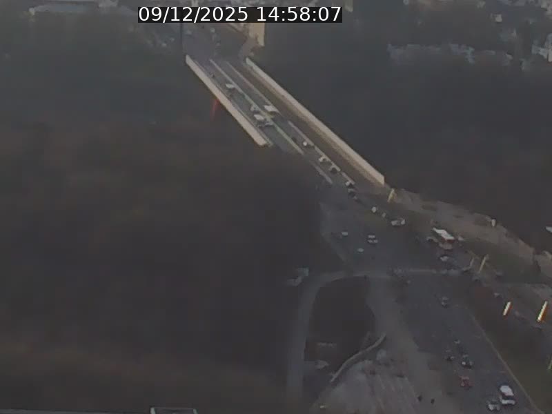 <h2>Webcam sur l'avenue John Fitzgerald Kennedy (N51) avec vue sur le Pont rouge (Pont Grande Duchesse Charlotte), l'arrêt Pfaffenthal et l'entrée du quartier Kirchberg</h2>