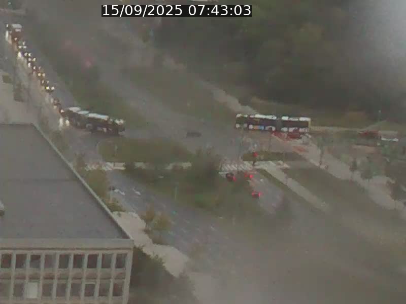 Webcam sur l'avenue John Fitzgerald Kennedy (N51) avec vue sur le Pont rouge (Pont Grande Duchesse Charlotte), l'arrêt Pfaffenthal et l'entrée du quartier Kirchberg