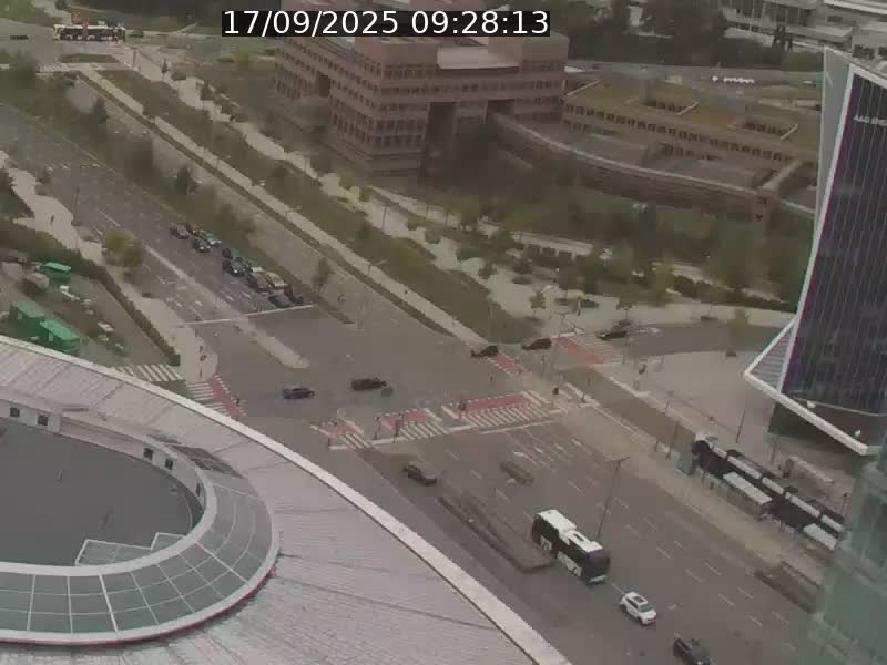 <h2>Webcam sur l'avenue John Fitzgerald Kennedy (N51) avec vue sur le Pont rouge (Pont Grande Duchesse Charlotte), l'arrêt Pfaffenthal et l'entrée du quartier Kirchberg</h2>