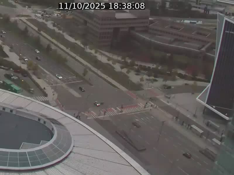 <h2>Webcam sur l'avenue John Fitzgerald Kennedy (N51) avec vue sur le Pont rouge (Pont Grande Duchesse Charlotte), l'arrêt Pfaffenthal et l'entrée du quartier Kirchberg</h2>