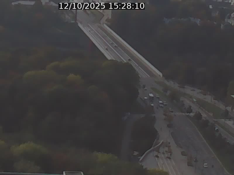 <h2>Webcam sur l'avenue John Fitzgerald Kennedy (N51) avec vue sur le Pont rouge (Pont Grande Duchesse Charlotte), l'arrêt Pfaffenthal et l'entrée du quartier Kirchberg</h2>