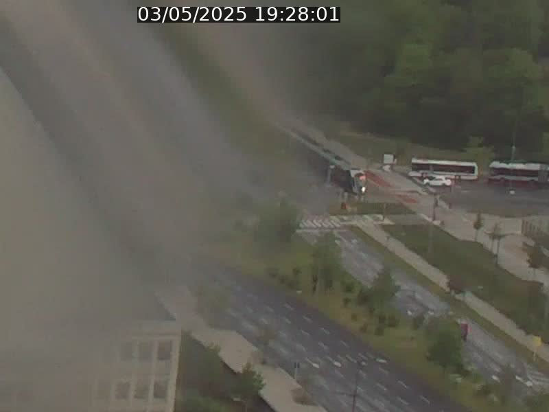 Webcam sur l'avenue John Fitzgerald Kennedy (N51) avec vue sur le Pont rouge (Pont Grande Duchesse Charlotte), l'arrêt Pfaffenthal et l'entrée du quartier Kirchberg