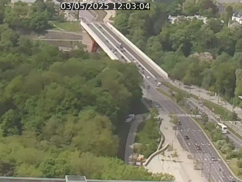 Webcam sur l'avenue John Fitzgerald Kennedy (N51) avec vue sur le Pont rouge (Pont Grande Duchesse Charlotte), l'arrêt Pfaffenthal et l'entrée du quartier Kirchberg