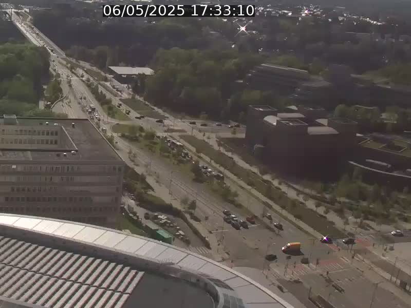 Webcam sur l'avenue John Fitzgerald Kennedy (N51) avec vue sur le Pont rouge (Pont Grande Duchesse Charlotte), l'arrêt Pfaffenthal et l'entrée du quartier Kirchberg
