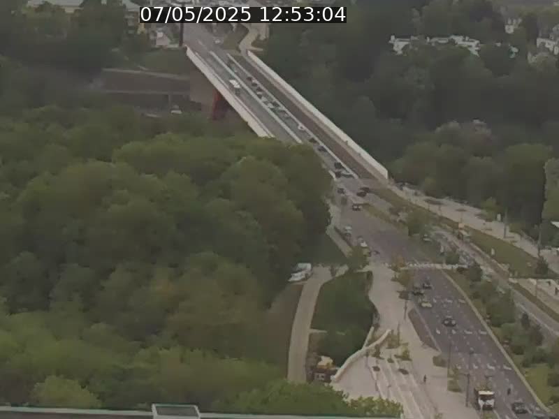 Webcam sur l'avenue John Fitzgerald Kennedy (N51) avec vue sur le Pont rouge (Pont Grande Duchesse Charlotte), l'arrêt Pfaffenthal et l'entrée du quartier Kirchberg