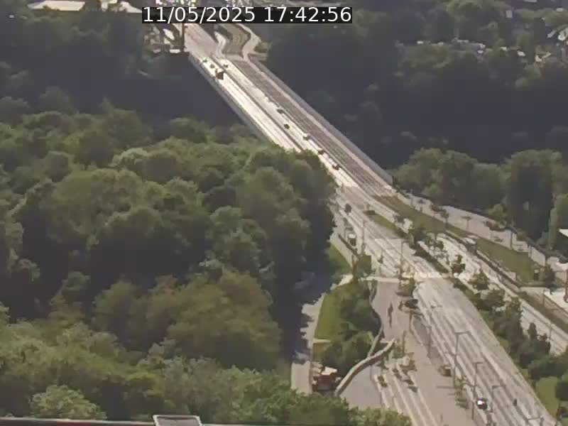 Webcam sur l'avenue John Fitzgerald Kennedy (N51) avec vue sur le Pont rouge (Pont Grande Duchesse Charlotte), l'arrêt Pfaffenthal et l'entrée du quartier Kirchberg