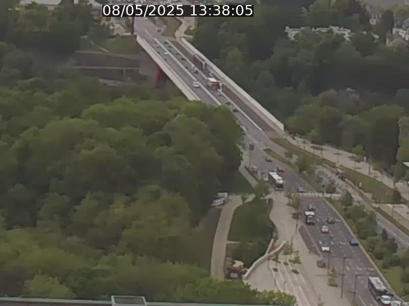 Webcam sur l'avenue John Fitzgerald Kennedy (N51) avec vue sur le Pont rouge (Pont Grande Duchesse Charlotte), l'arrêt Pfaffenthal et l'entrée du quartier Kirchberg